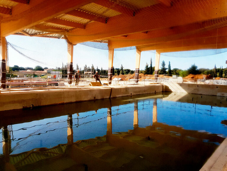 Mise en eau du bassin intérieur de la piscine du sud