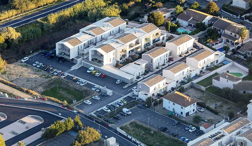 Co-promotion immobilière - les Jardins de la Collégiale 3 Les « Jardins de la Collégiale 3 » est une résidence de 49 logements locatifs sociaux avec jardins potagers partagés. Cette opération a été réalisée en co-promotion immobilière par Viaterra et JLV Promotion, pour le compte du bailleur social Un Toit Pour Tous. operation-copromotion-les-jardins-de-la-collegiale-bas-1