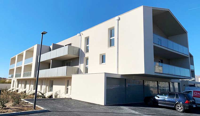 Co-promotion immobilière - les Jardins de la Collégiale 3 Les « Jardins de la Collégiale 3 » est une résidence de 49 logements locatifs sociaux avec jardins potagers partagés. Cette opération a été réalisée en co-promotion immobilière par Viaterra et JLV Promotion, pour le compte du bailleur social Un Toit Pour Tous. operation-copromotion-les-jardins-de-la-collegiale-bas-3