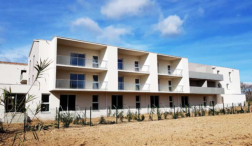 Co-promotion immobilière - les Jardins de la Collégiale 3 Les « Jardins de la Collégiale 3 » est une résidence de 49 logements locatifs sociaux avec jardins potagers partagés. Cette opération a été réalisée en co-promotion immobilière par Viaterra et JLV Promotion, pour le compte du bailleur social Un Toit Pour Tous. operation-copromotion-les-jardins-de-la-collegiale-bas-4