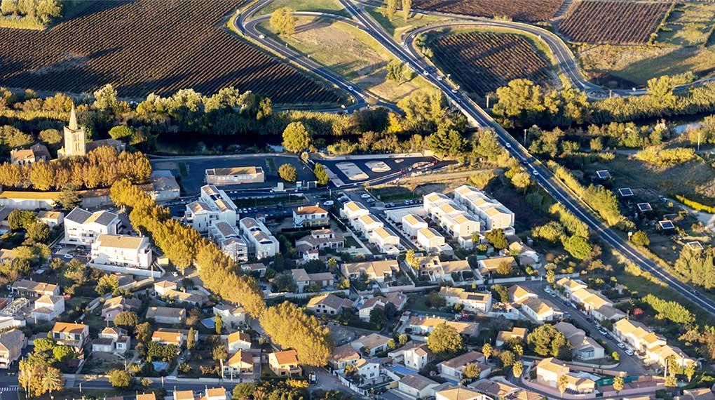Co-promotion immobilière - les Jardins de la Collégiale 3 Les « Jardins de la Collégiale 3 » est une résidence de 49 logements locatifs sociaux avec jardins potagers partagés. Cette opération a été réalisée en co-promotion immobilière par Viaterra et JLV Promotion, pour le compte du bailleur social Un Toit Pour Tous. operation copromotion les jardins de la collegiale une2 Co-promotion immobilière - les Jardins de la Collégiale 3