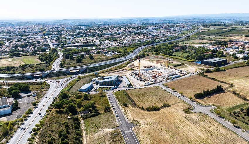 Parc d’activités économiques de Mazeran Couvrant une superficie de 90 hectares en entrée de ville, le parc d’activités économiques de Mazeran bénéficie d'une accessibilité immédiate aux grands axes de transport (A9, A75, rocade est). Ainsi, ces grandes infrastructures traversant ou jouxtant le site offrent un effet vitrine et une accessibilité immédiate. operation-mazeran-bas-1