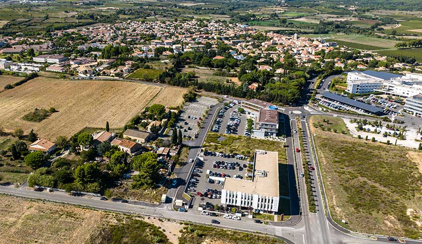 Parc d’activités économiques de Mazeran Couvrant une superficie de 90 hectares en entrée de ville, le parc d’activités économiques de Mazeran bénéficie d'une accessibilité immédiate aux grands axes de transport (A9, A75, rocade est). Ainsi, ces grandes infrastructures traversant ou jouxtant le site offrent un effet vitrine et une accessibilité immédiate. operation-mazeran-bas-2