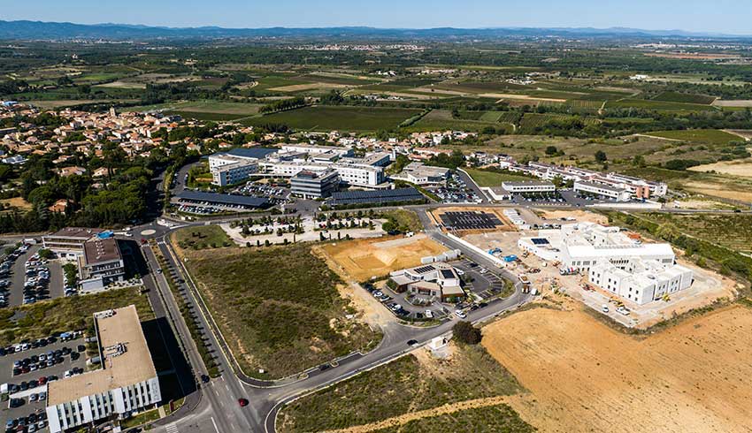 Parc d’activités économiques de Mazeran Couvrant une superficie de 90 hectares en entrée de ville, le parc d’activités économiques de Mazeran bénéficie d'une accessibilité immédiate aux grands axes de transport (A9, A75, rocade est). Ainsi, ces grandes infrastructures traversant ou jouxtant le site offrent un effet vitrine et une accessibilité immédiate. operation-mazeran-bas-3