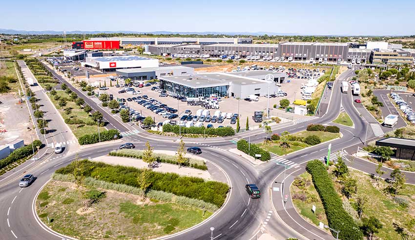 Parc d’activités économiques La Méridienne Parc d’activités économiques à dominante logistique, commerces et services, profitant d‘une situation stratégique en entrée d‘agglomération et au carrefour d‘importants axes de communication (A9 et A75). A terme : 150 00 m² SP de bâtiments logistiques et 64 000 m² SP de commerces et services. terrains-meridienne-bas-1