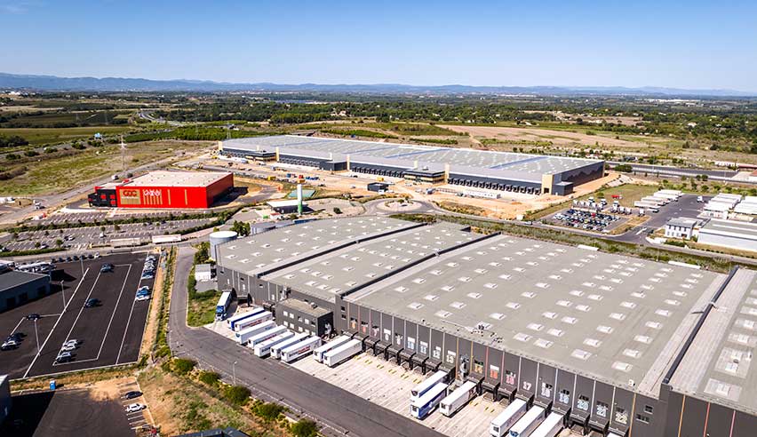 Parc d’activités économiques La Méridienne Parc d’activités économiques à dominante logistique, commerces et services, profitant d‘une situation stratégique en entrée d‘agglomération et au carrefour d‘importants axes de communication (A9 et A75). A terme : 150 00 m² SP de bâtiments logistiques et 64 000 m² SP de commerces et services. terrains-meridienne-bas-4