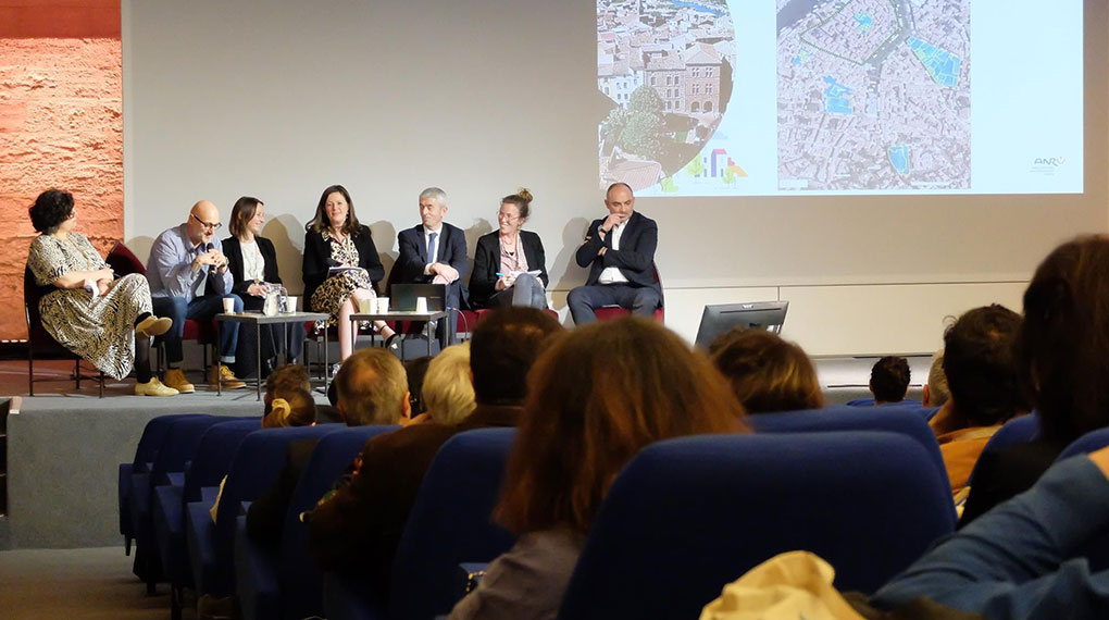 Viaterra présente aux Journées Régionales de l'ANRU à Avignon Les 8 et 9 avril 2024, Viaterra a pris part à la 5e étape des Journées Régionales de l'ANRU (Agence Nationale pour la Rénovation Urbaine), événement réunissant les acteurs locaux du renouvellement urbain à Avignon . Initiées suite aux Journées Nationales de septembre 2022, ces rencontres territorialisées visent à fédérér les acteurs du renouvellement urbain autour d'une vision commune : "construire ensemble les quartiers de demain". actu journees anru Viaterra présente aux Journées Régionales de l'ANRU à Avignon