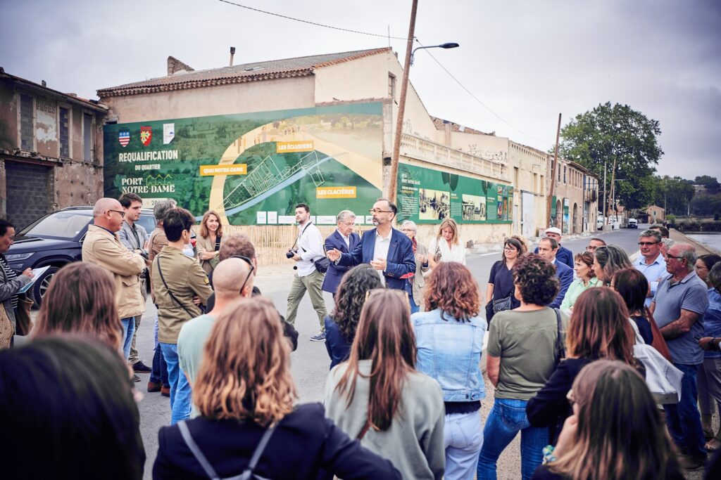 SPL Béziers & Co : visite inaugurale du Quai Port Notre-Dame à Béziers Les visiteurs ont découvert le parcours de panneaux habillant les bâtiments du quartier, offrant une plongée dans l'histoire du Port Notre-Dame et son futur. Cette initiative vise non seulement à valoriser le patrimoine local, mais également à redonner toute sa place à ce lieu très fréquenté de Béziers. Les travaux, qui s'étendront jusqu'en 2030, transformeront à terme le Quai Port Notre-Dame en un véritable trait d’union, reliant les Neuf Ecluses au centre historique de la ville. 417418315 889647206527533 7831124816139663974 n SPL Béziers & Co : visite inaugurale du Quai Port Notre-Dame à Béziers