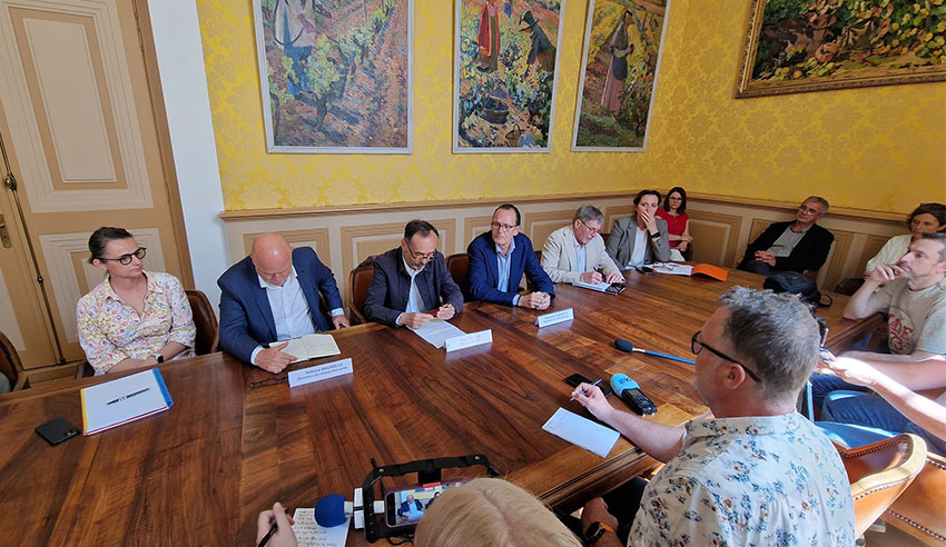 Le Kursaal à Béziers va se transformer en pôle de santé pluridisciplinaire La SEM Viaterra intervient dans le cadre de la concession d’aménagement pour le renouvellement urbain de la Ville de Béziers sur cette opération de transformation de l’ancien cinéma Le Kursaal, fermé depuis plus de 20 ans. Situé 8 rue Boieldieu, en plein cœur de Béziers, l’immeuble va subir d’importants travaux, afin d’accueillir d’ici fin 2027 un pôle de santé pluridisciplinaire. actu-conf-presse-kursaal_1s