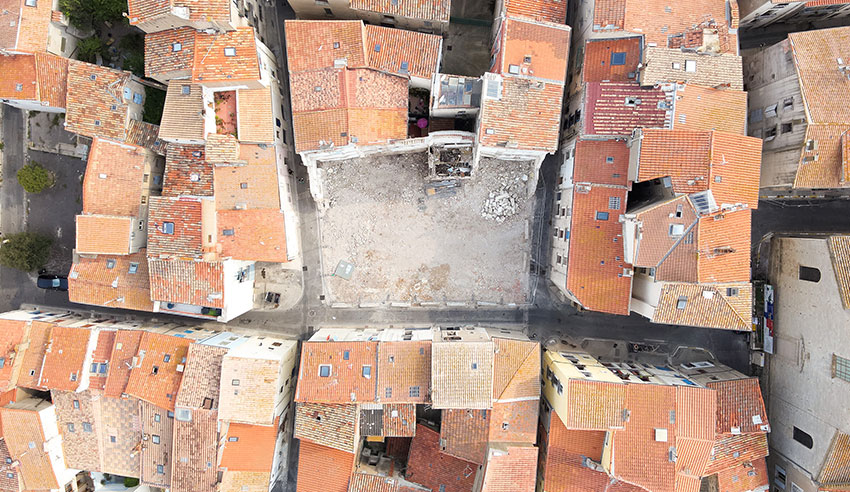 Renouvellement urbain du quartier Capnau : une première étape franchie Le quartier Capnau à Béziers poursuit sa transformation. Mardi 16 septembre 2025, les partenaires de l’opération se sont retrouvés sur site pour constater la fin de la première phase des démolitions, celles de l’îlot Capnau. Une étape visible et symbolique qui marque le point de départ d’un nouveau visage pour ce quartier historique de Béziers. 250916-actu-capnau-bas1