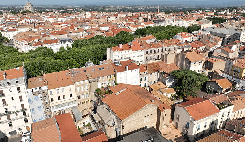 Requalification de l'ancien cinéma Le Kursaal Situé au cœur de Béziers, le long des allées Paul Riquet, l’ancien cinéma Le Kursaal, fermé depuis plus de 20 ans, a pour vocation d’être reconverti en pôle de santé multidisciplinaire. Ce projet s'inscrit dans une démarche de revitalisation du centre-ville, visant à répondre aux enjeux d'accès aux soins et aux attentes des habitants. renouvellement-urbain-kursaal-bas_1