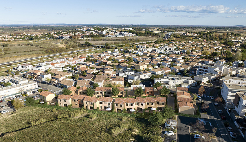 Résidence Les Villas Augustine - quartier de la Courondelle En partenariat avec la CDC Habitat, Viaterra assure la réalisation de 22 villas individuelles de type R+1 avec garage et stationnement dans le quartier de la Courondelle, rue Victor Grignard à Béziers. La résidence Les Villas Augustine propose 16 logements locatifs intermédiaires (LLI) et 6 logements locatifs sociaux (LLS), de type T4 et T5, entre de 83 à 110 m². villas-augustine_bas3